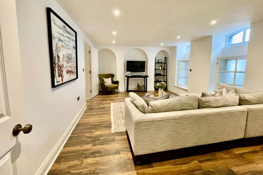 Property photo 1 of 11 Living Room