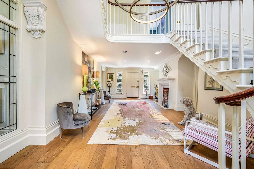 Property photo 3 of 26 Entrance Hall