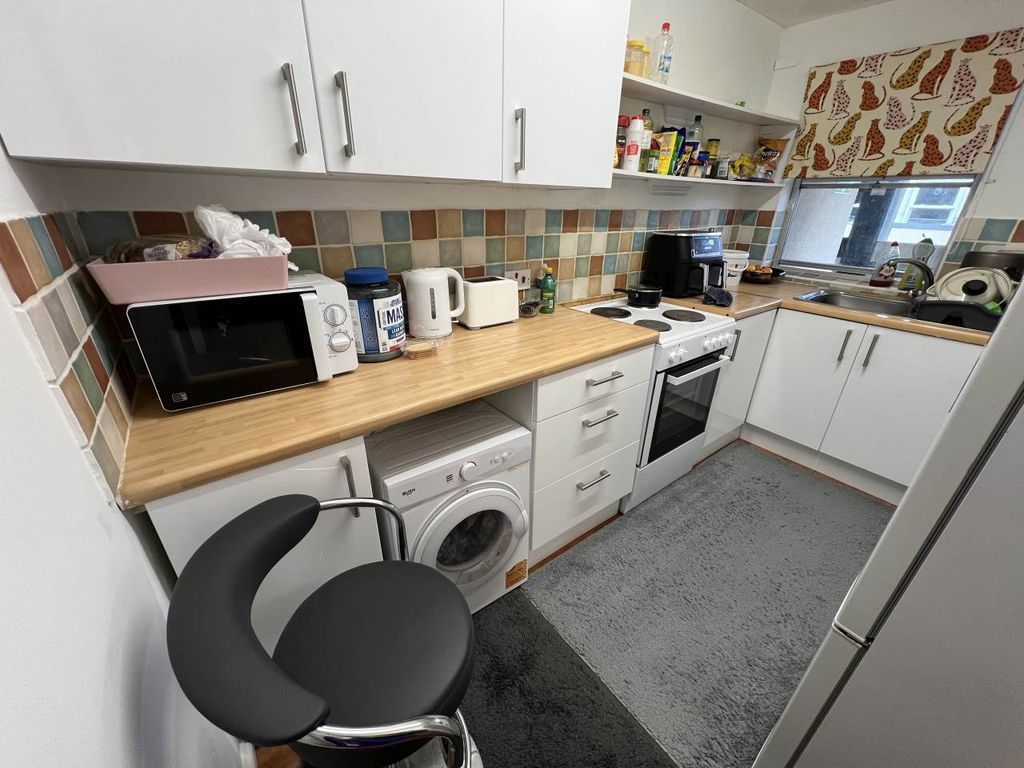 Property photo 2 of 10 Kitchen