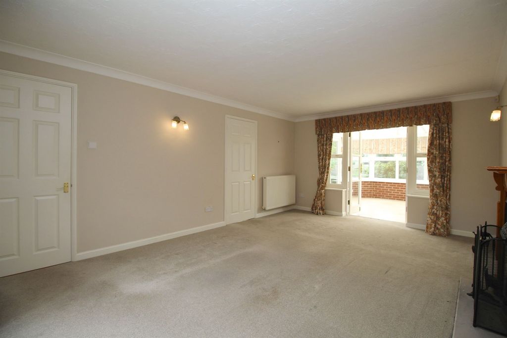 Property photo 3 of 42 Lounge