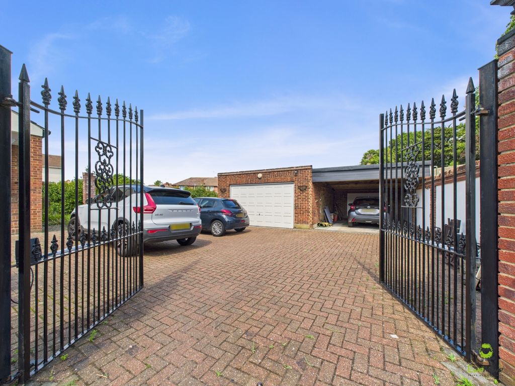 Property photo 3 of 22 Presented By Nicoleta At Ewemove Bexleyheath And D