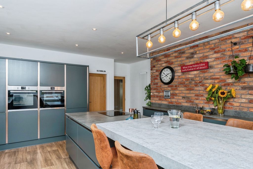 Property photo 3 of 60 Pbox-Img.Jpg