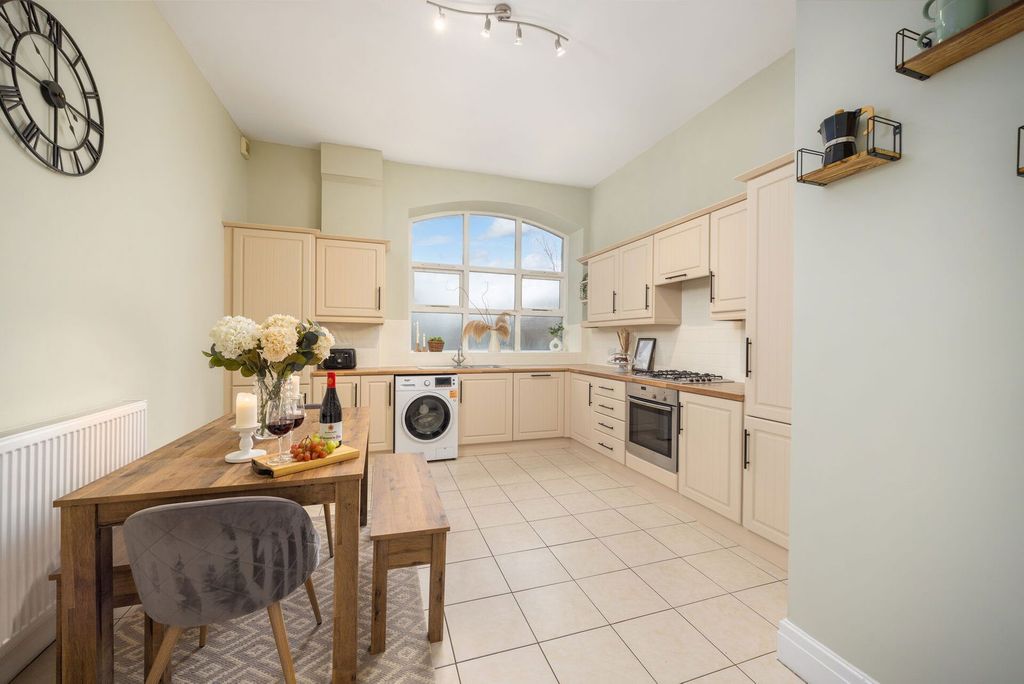 Property photo 2 of 25