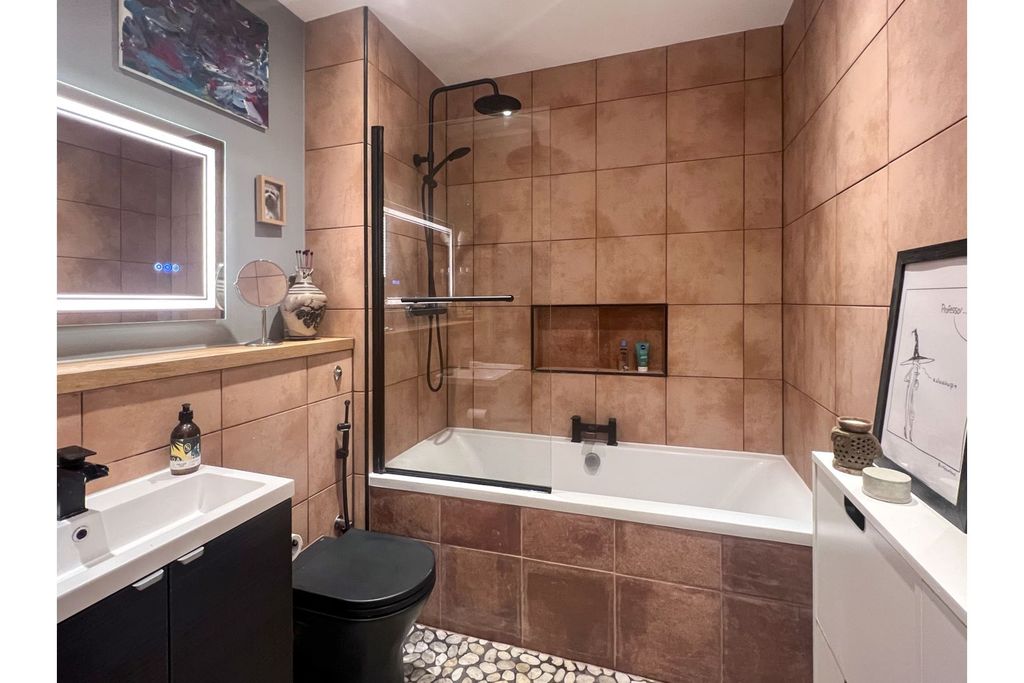 Property photo 3 of 10 Bathroom