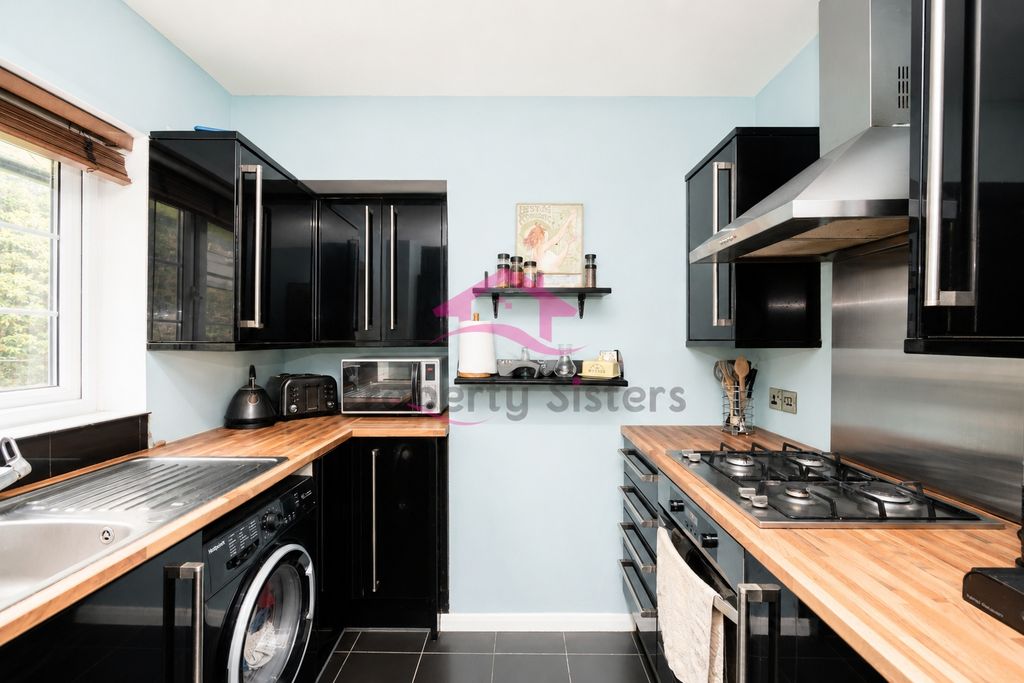 Property photo 3 of 10 Kitchen