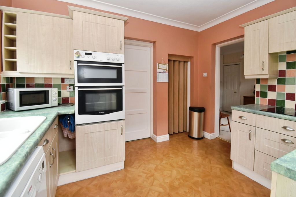 Property photo 3 of 14 Kitchen