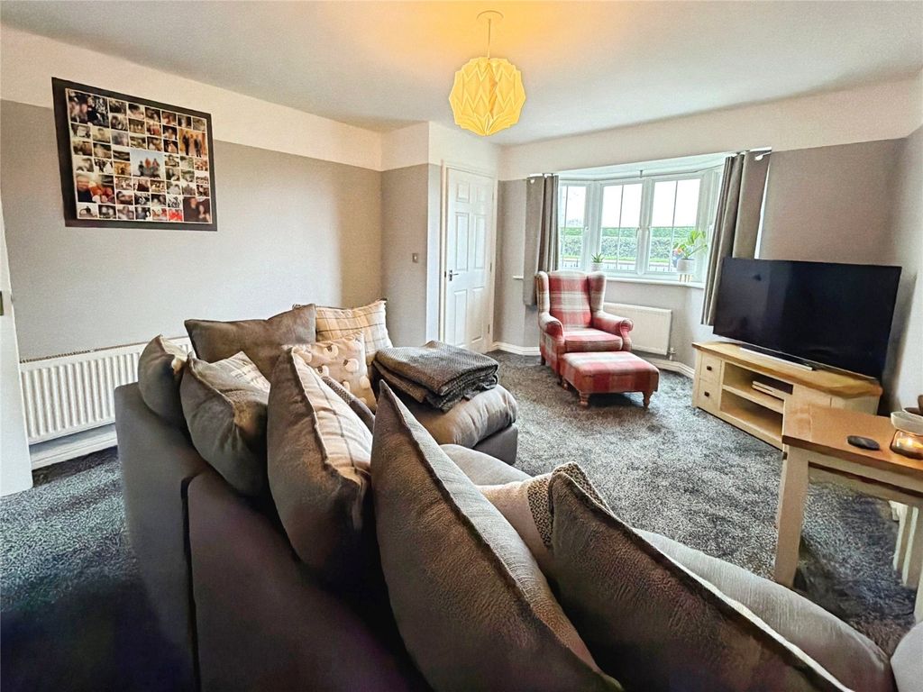 Property photo 3 of 18 Lounge