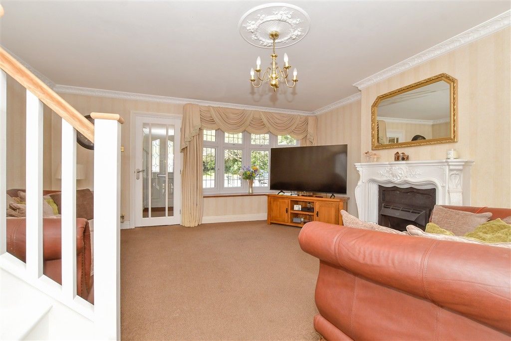Property photo 3 of 16 Lounge