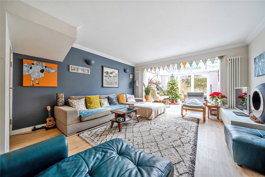 Property photo 3 of 21 Lounge