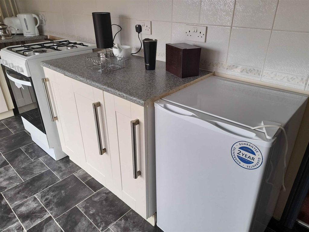 Property photo 2 of 6 Kitchen 2.Jpg