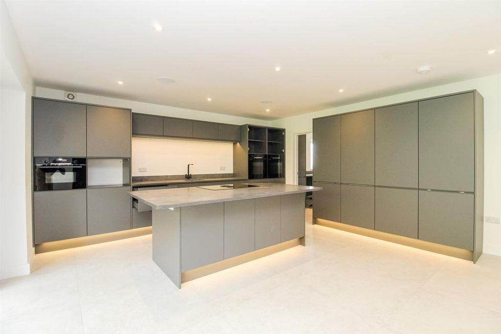 Property photo 2 of 10 Example Interior