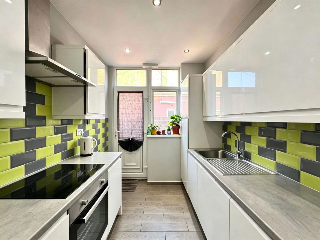 Property photo 1 of 5 Flat 1 74 Chaplin Road (4)