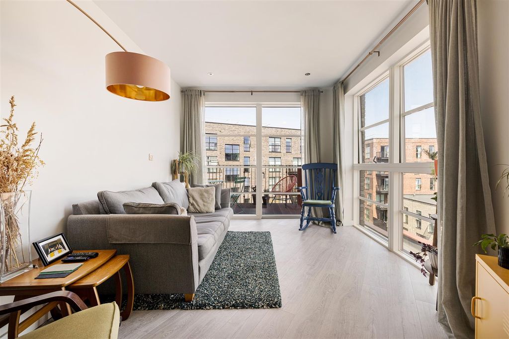 Property photo 1 of 27 Copper Street, E20