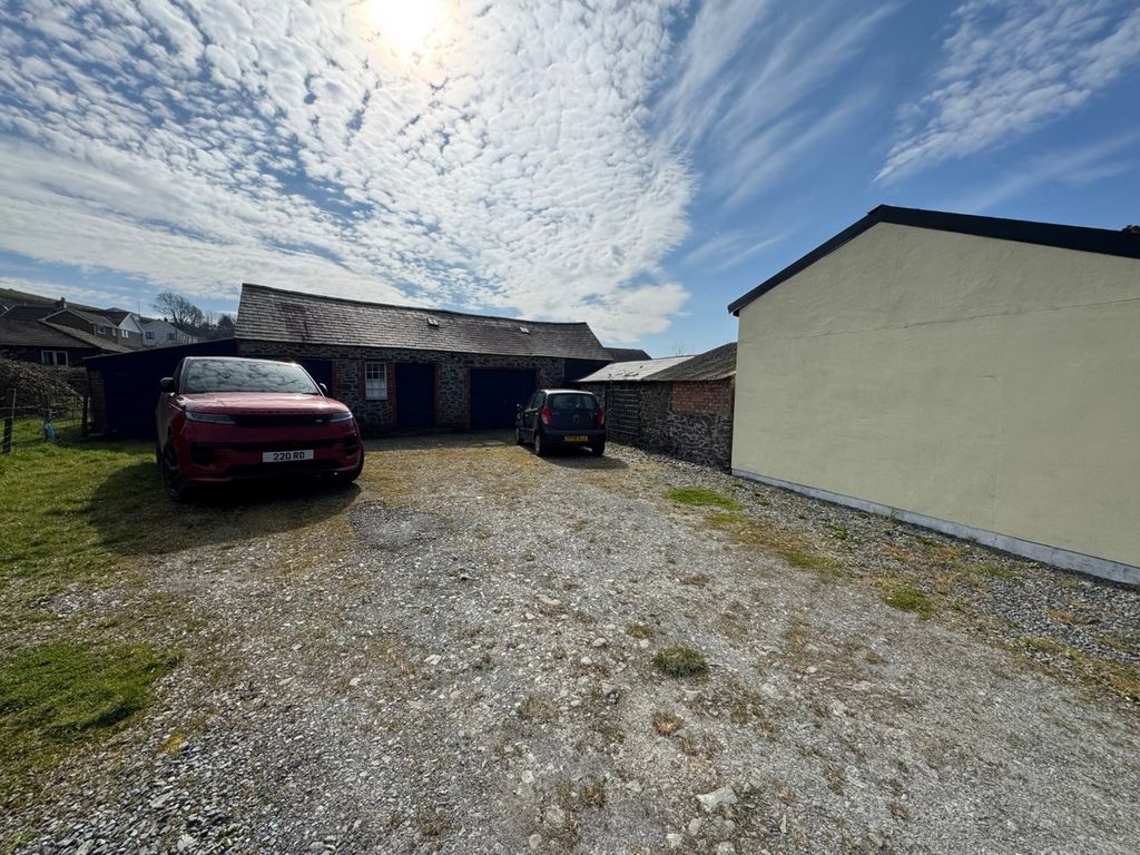 Property photo 2 of 28