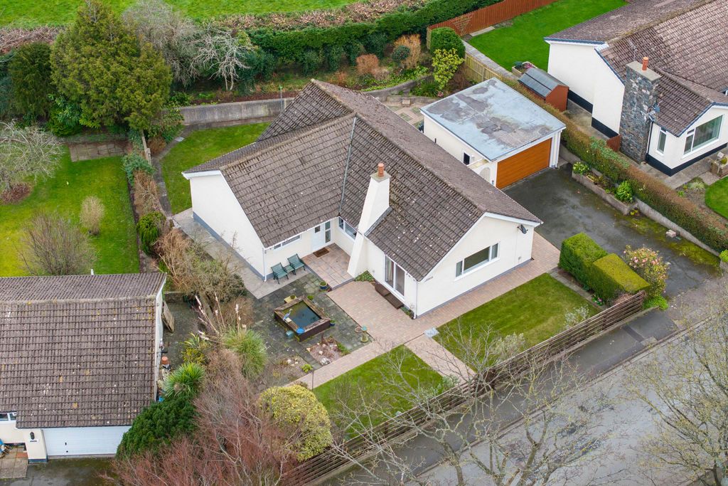 Property photo 3 of 28 Flossmoor, 13 Thornhill Park