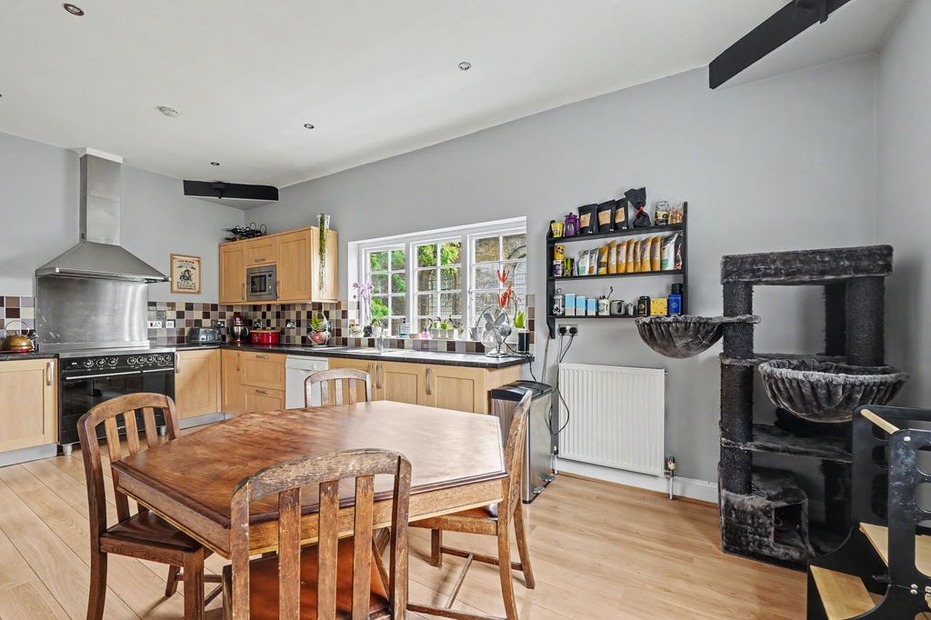 Property photo 2 of 24