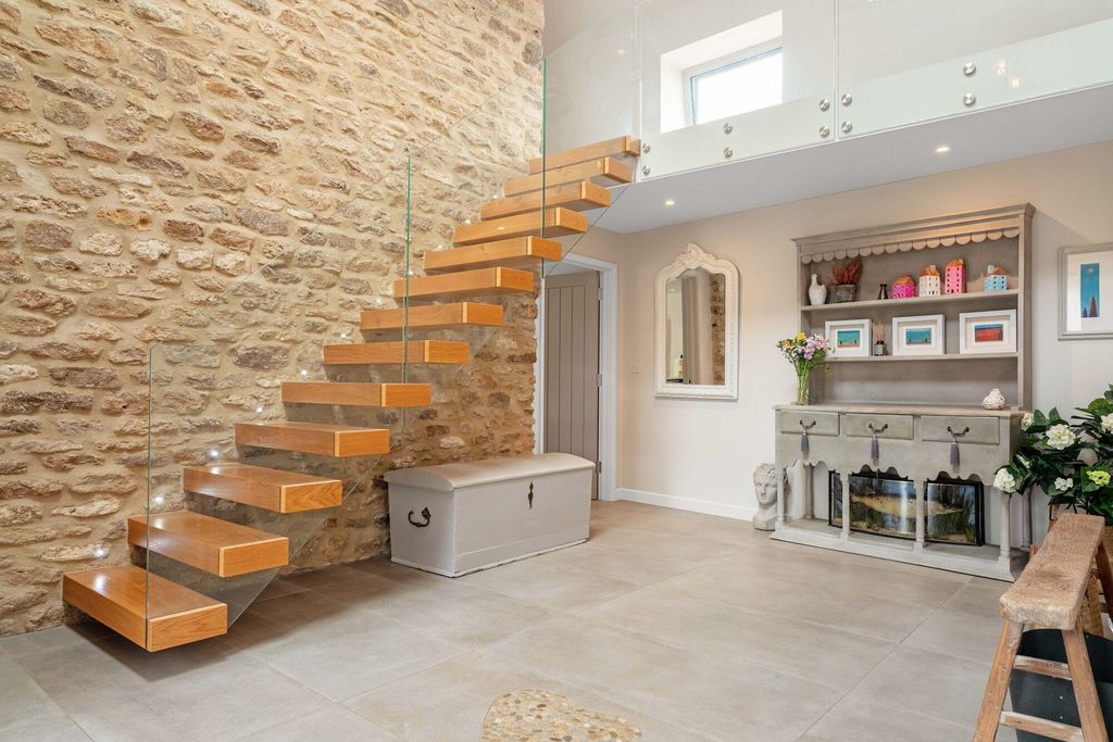 Property photo 3 of 35 Entrance Hall