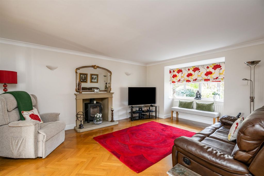 Property photo 3 of 27 59 Glendon Way_2.Jpg