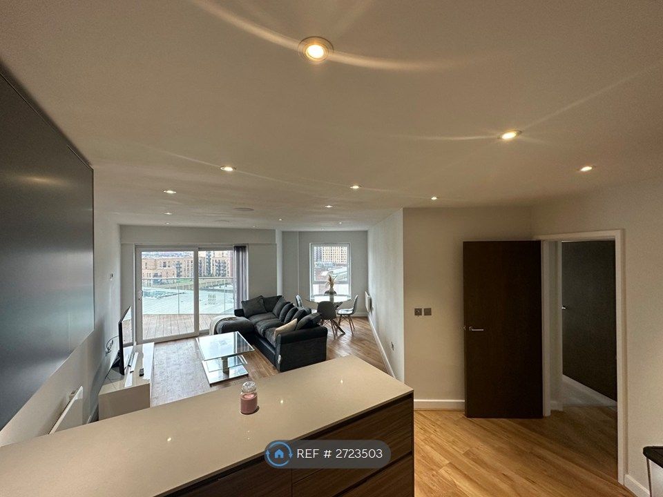 Property photo 2 of 21 Living Room