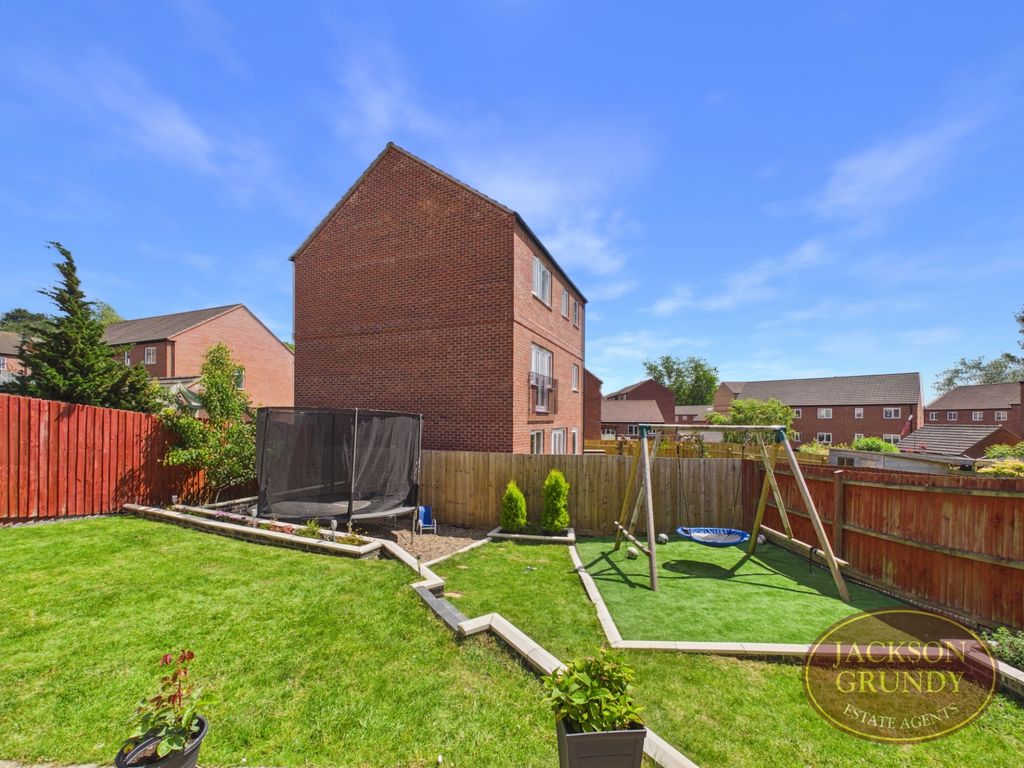 Property photo 2 of 20 Hedgerow Lane