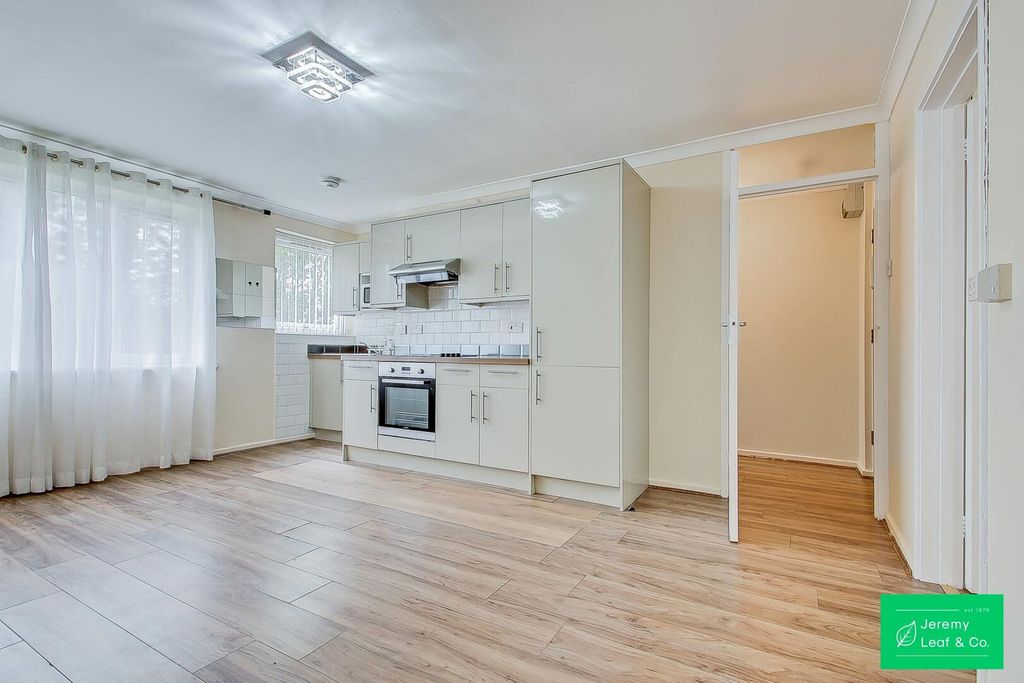 Property photo 3 of 10 Kitchen