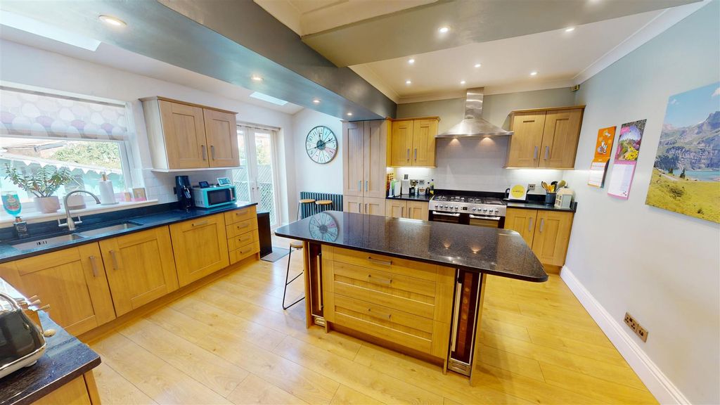 Property photo 3 of 23 Kitchen