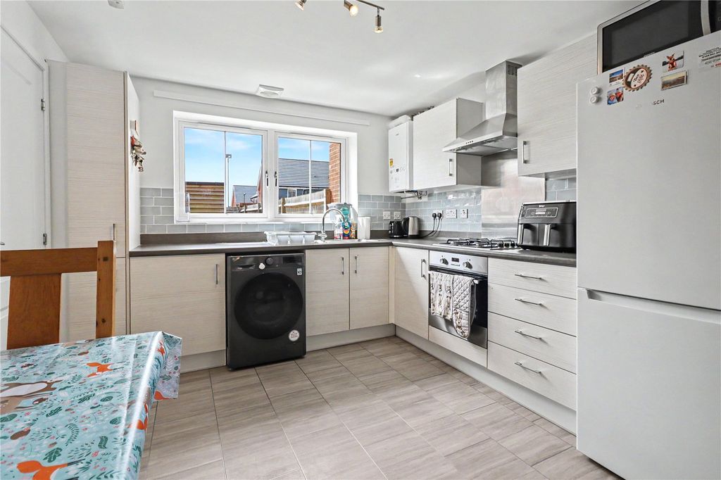 Property photo 3 of 11 Kitchen