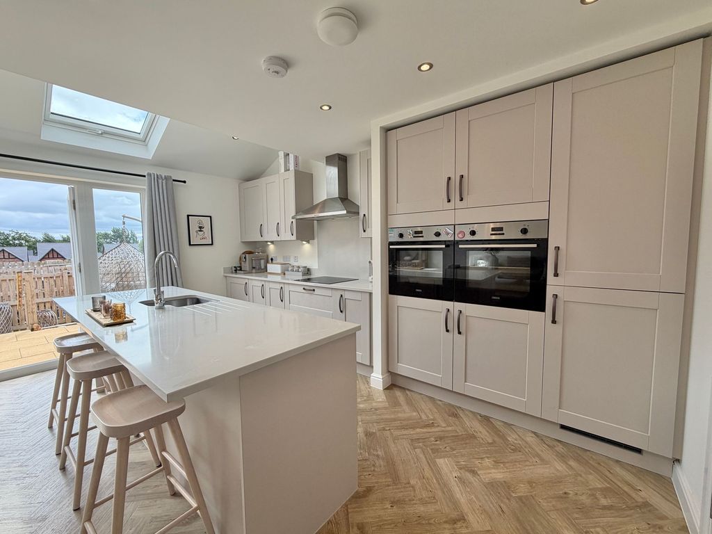 Property photo 2 of 17 Dining Kitchen