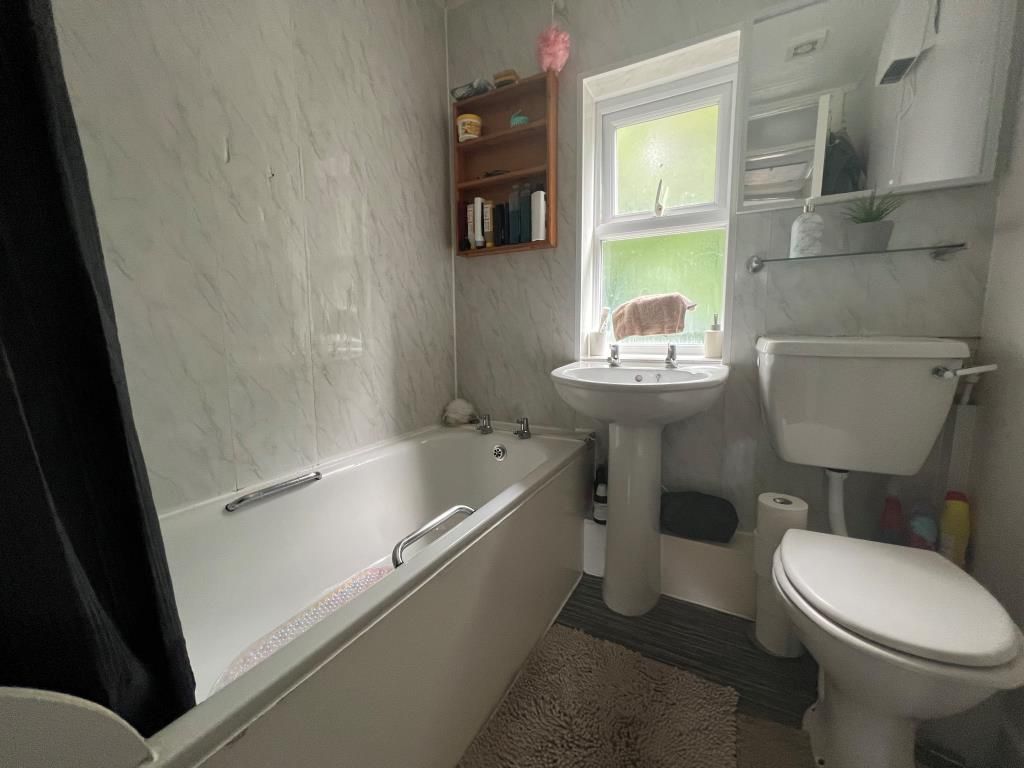 Property photo 3 of 9 Bathroom