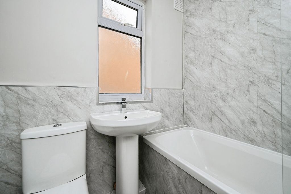 Property photo 3 of 17 Bathroom