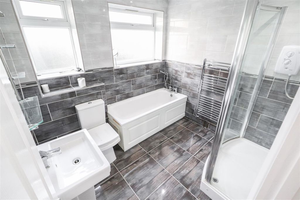 Property photo 3 of 11 21 Esher Drive-24.Jpg