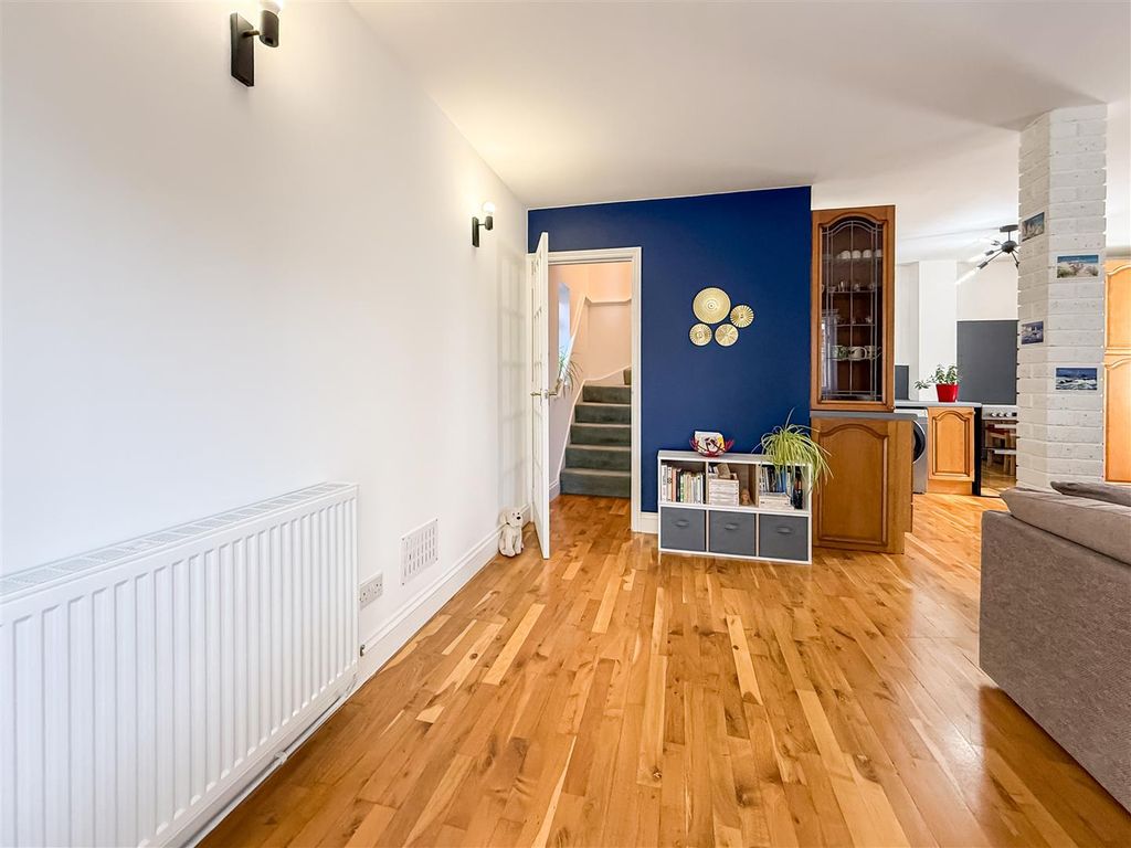 Property photo 2 of 17 Lounge