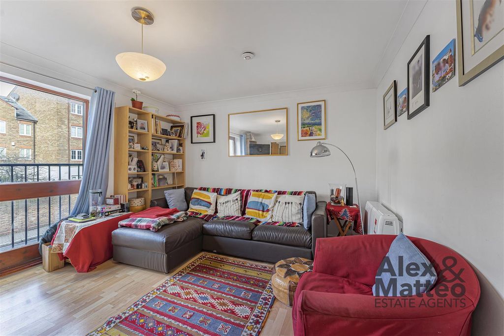 Property photo 2 of 11 Tideway Court