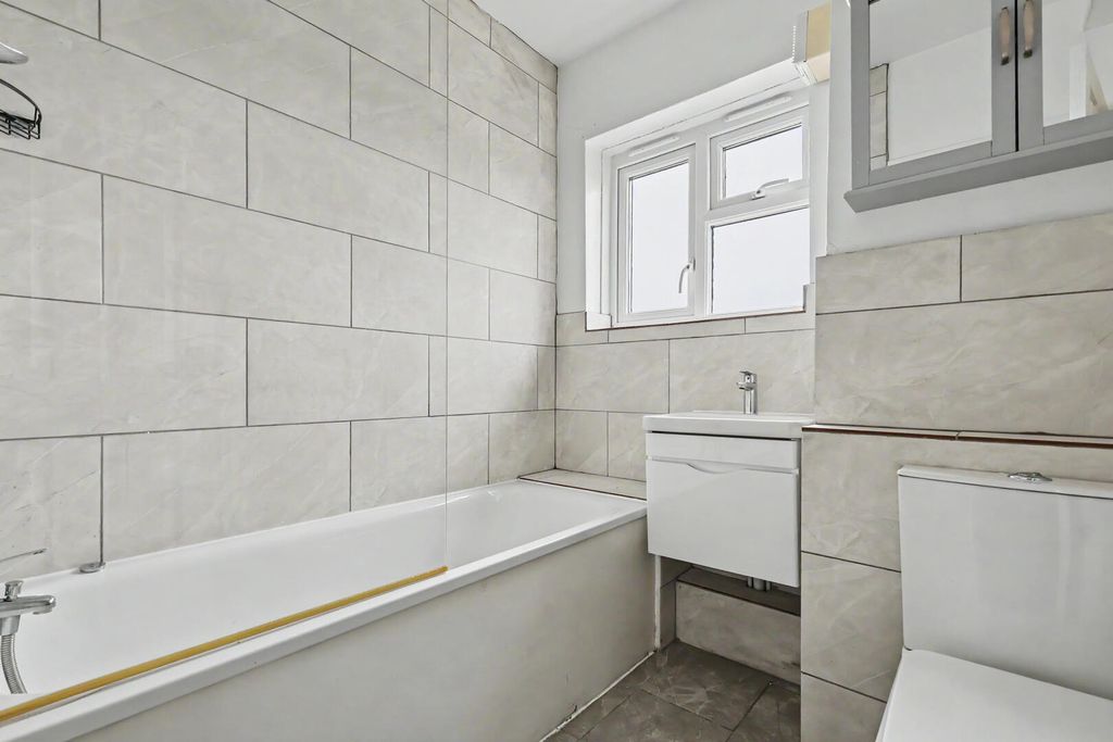 Property photo 2 of 14 Bathroom