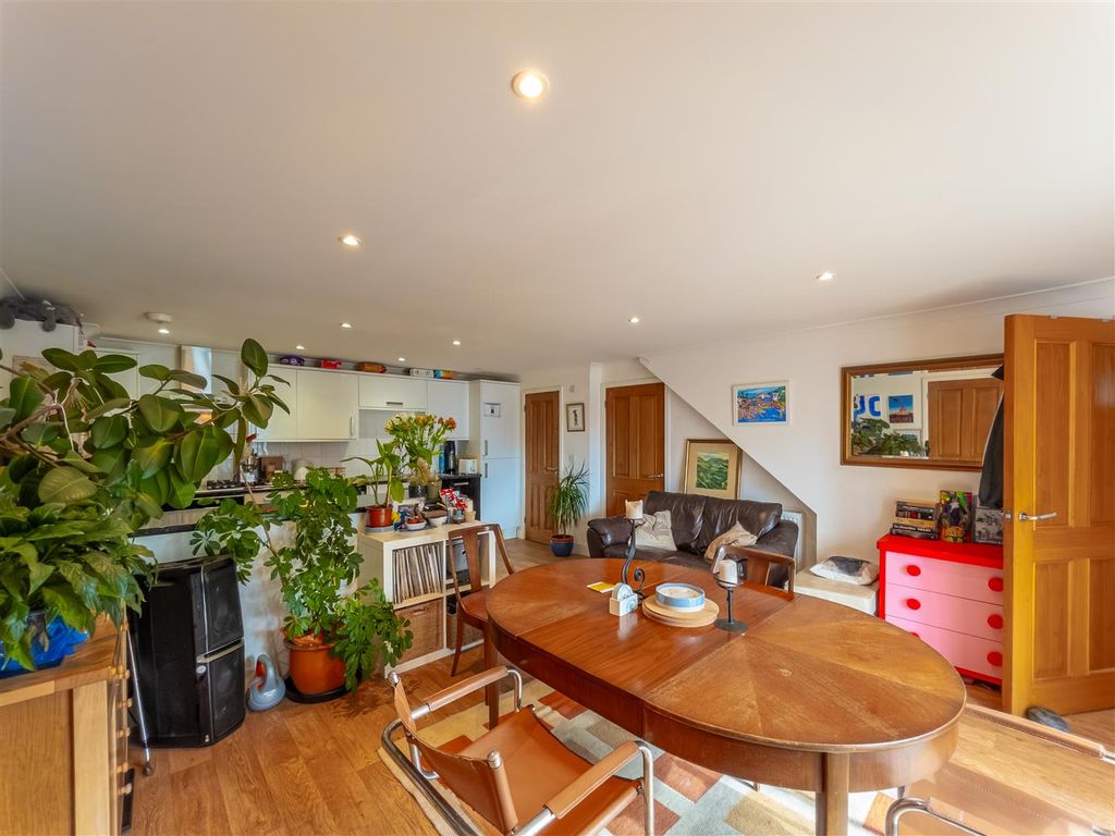 Property photo 2 of 17 10 Flora Gardens-04.Jpg