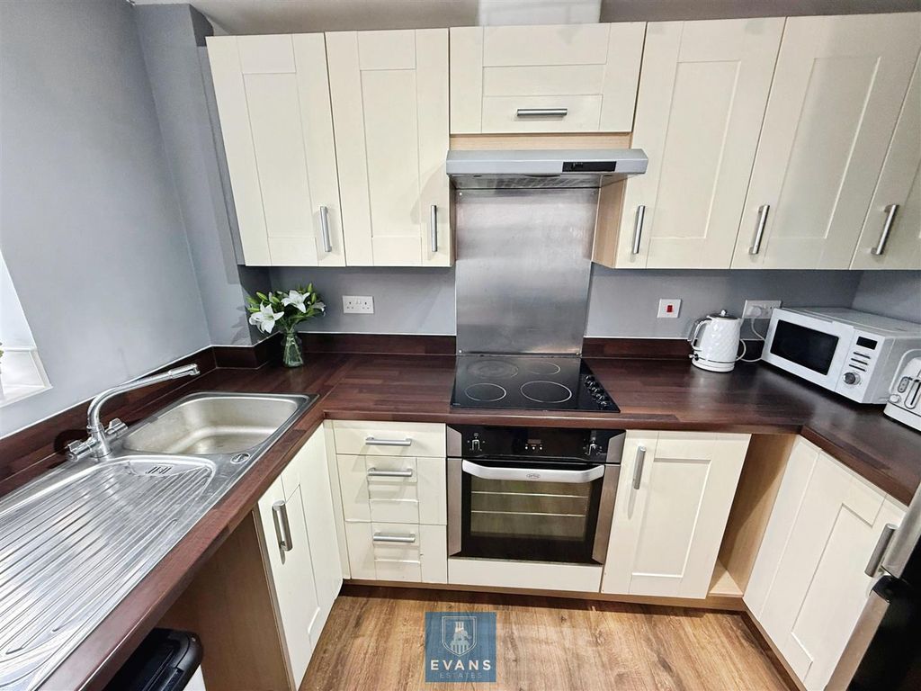 Property photo 2 of 11 Kitchen