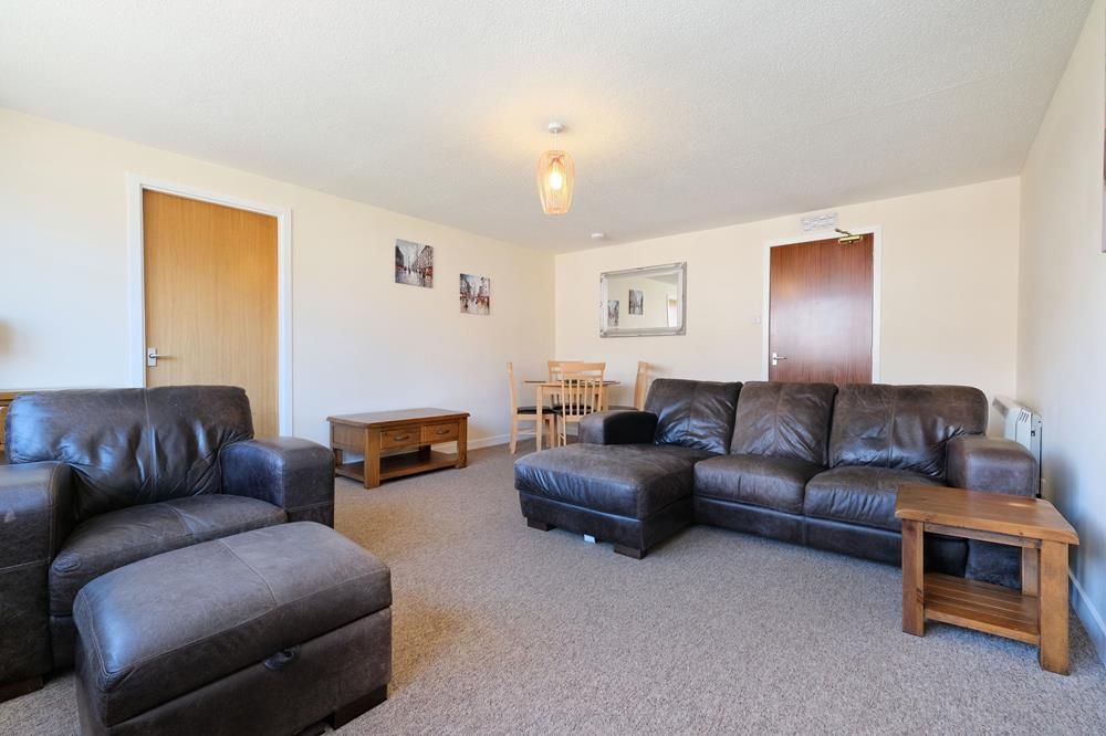 Property photo 1 of 9 Lounge 2