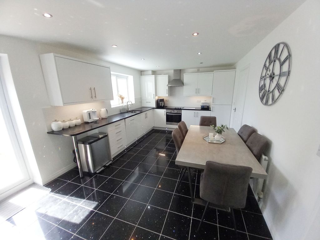 Property photo 2 of 21 Dining Kitchen