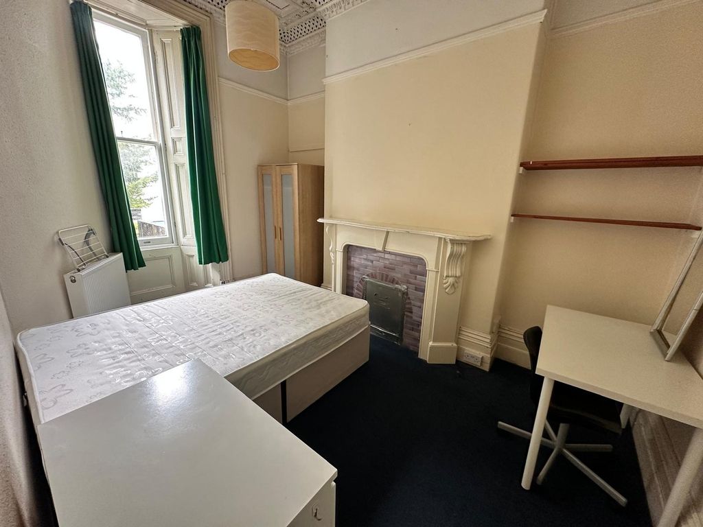 Property photo 2 of 15 A Bright And Tidy Double Bedroom With Ample Space ...