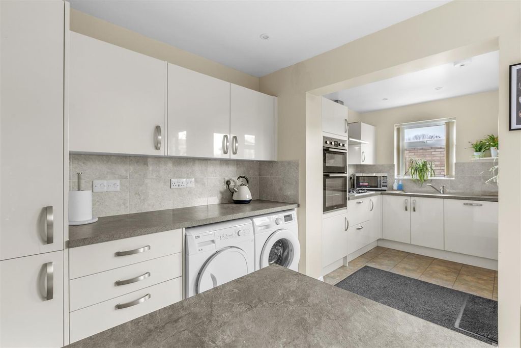 Property photo 3 of 15 17 Heather Walk, Hp15 7Uh-9.Jpg