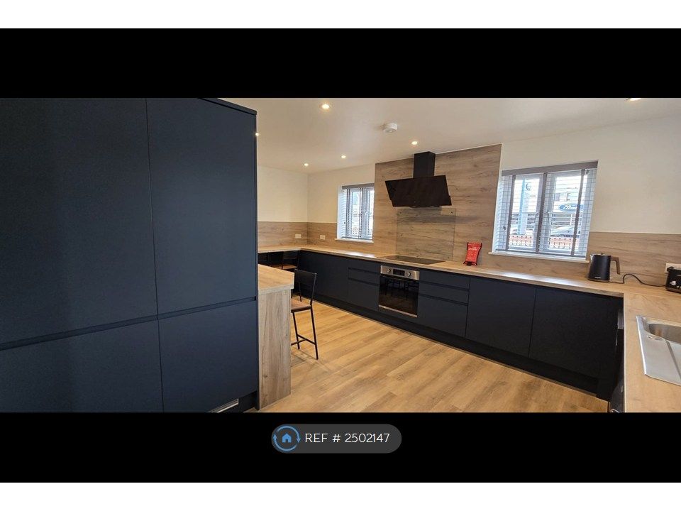 Property photo 2 of 25 Communal Kitchen