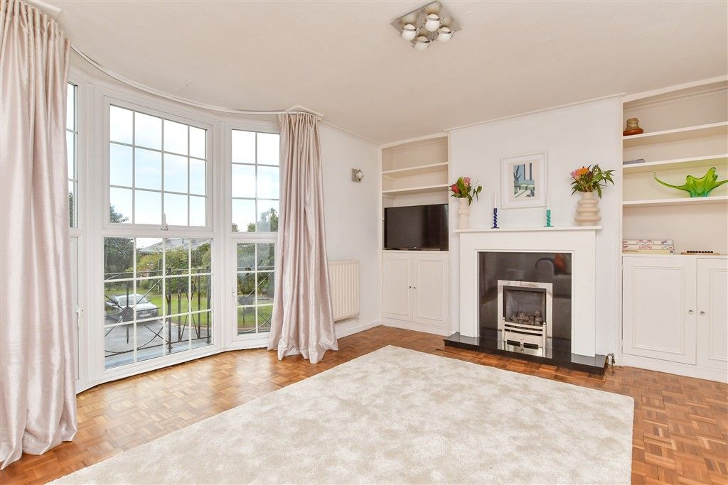 Property photo 2 of 18 Lounge