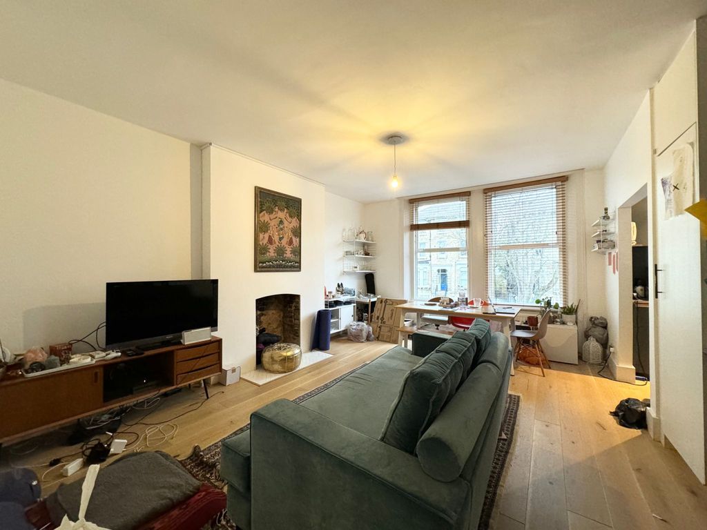 Property photo 1 of 7 Nelsons Are Proud To Present This Stunning Two Double Bedroom Flat With A Beautiful Garden.