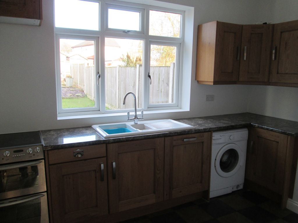 Property photo 3 of 10 Kitchen