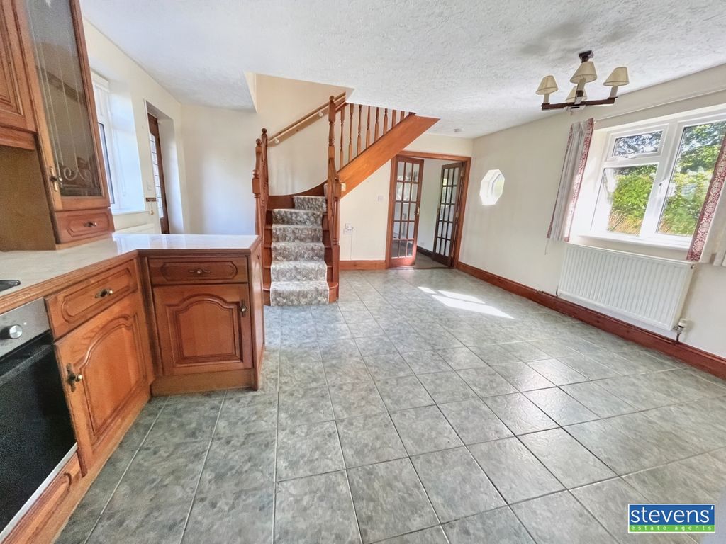 Property photo 2 of 16 Image00011