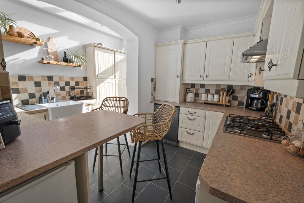 Property photo 3 of 11 Kitchen