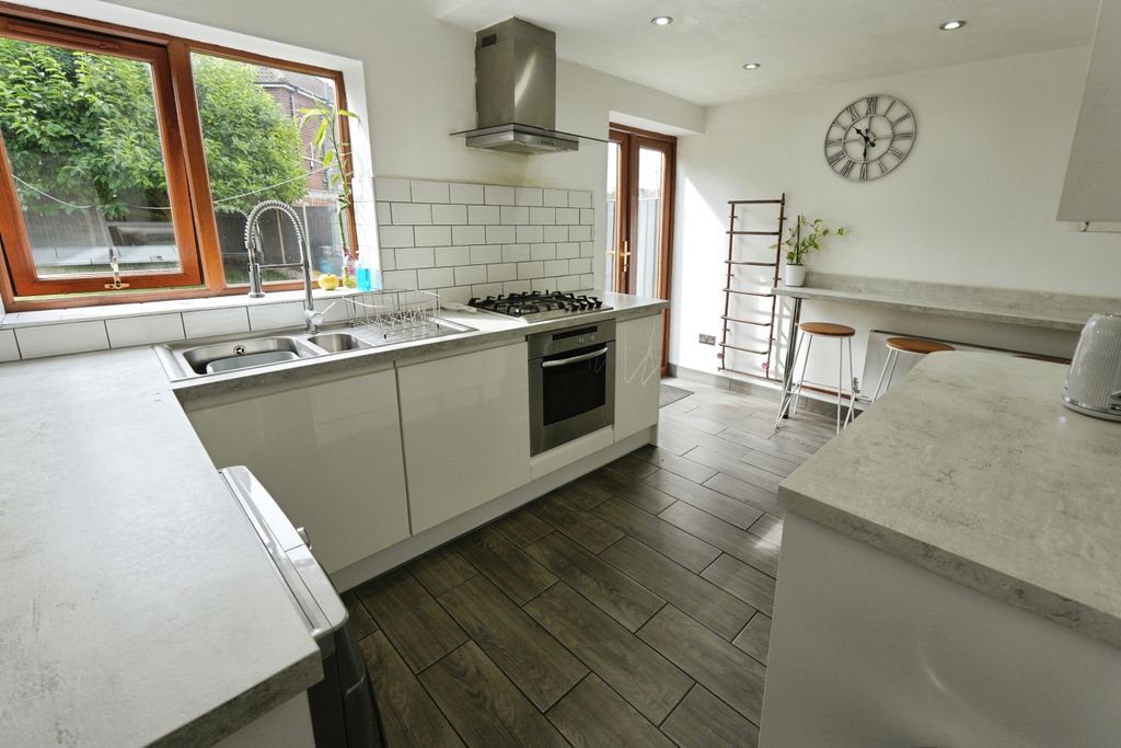 Property photo 2 of 24 Kitchen/Breakfast Room