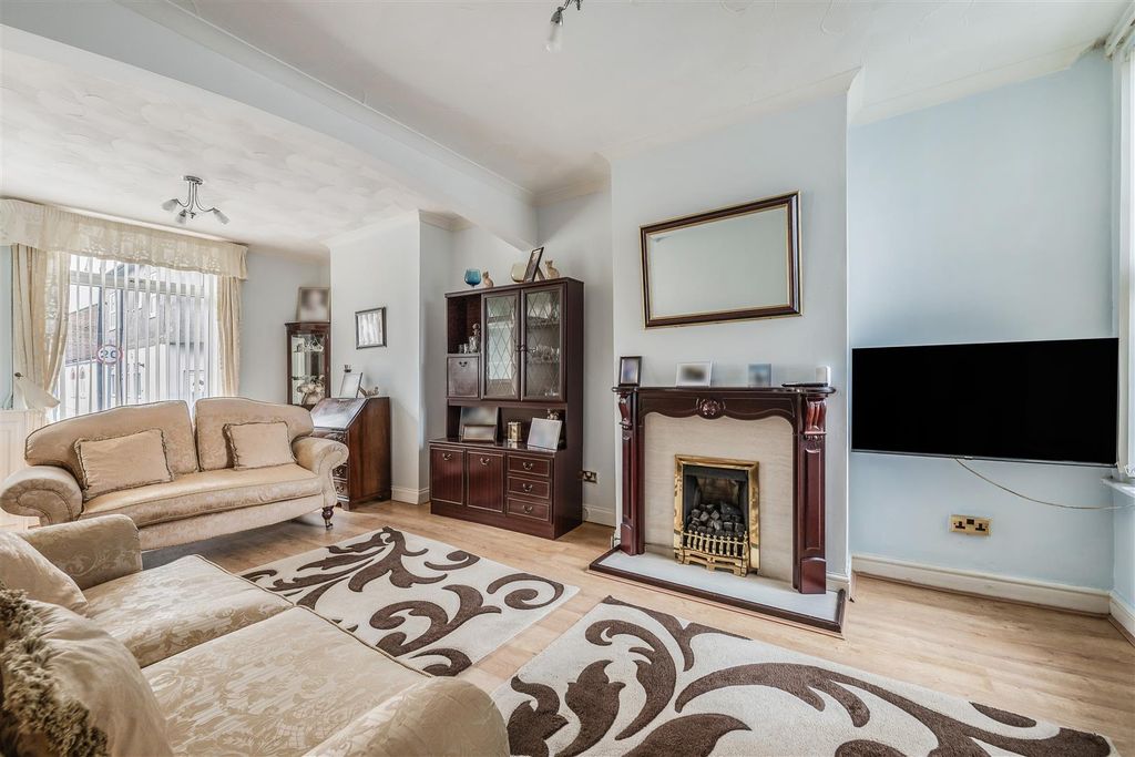 Property photo 1 of 21 Lounge.Jpg