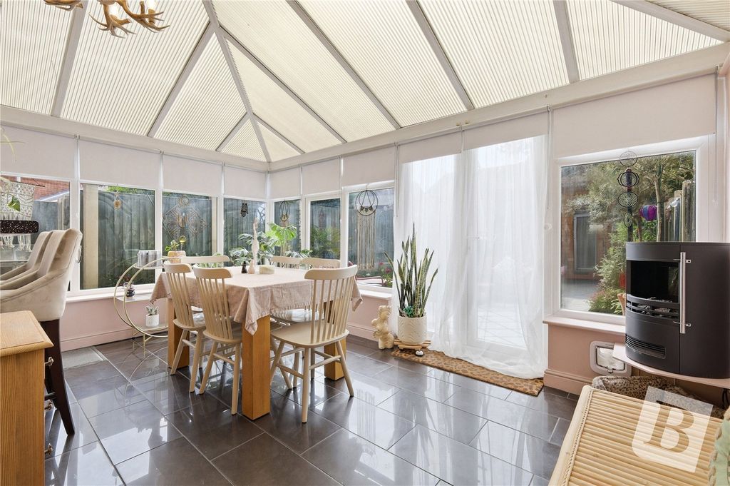 Property photo 2 of 18 Conservatory