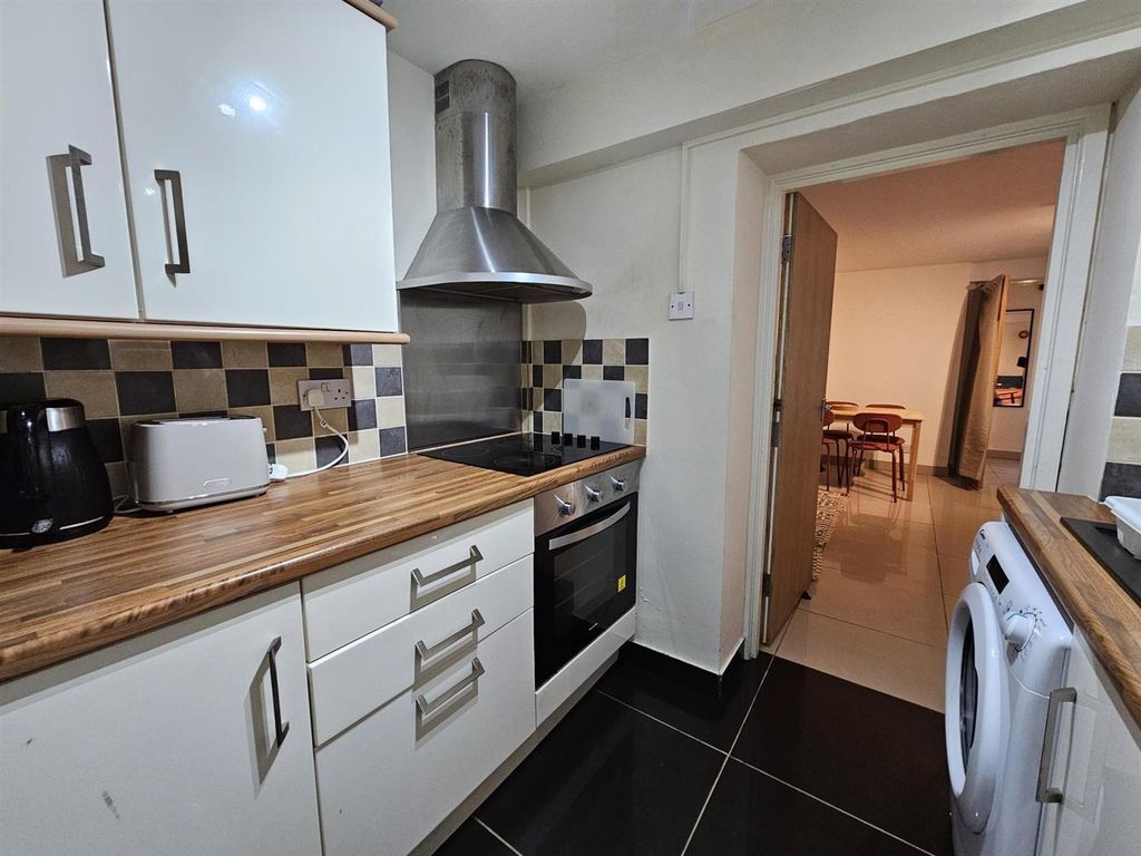 Property photo 3 of 7 Kitchen